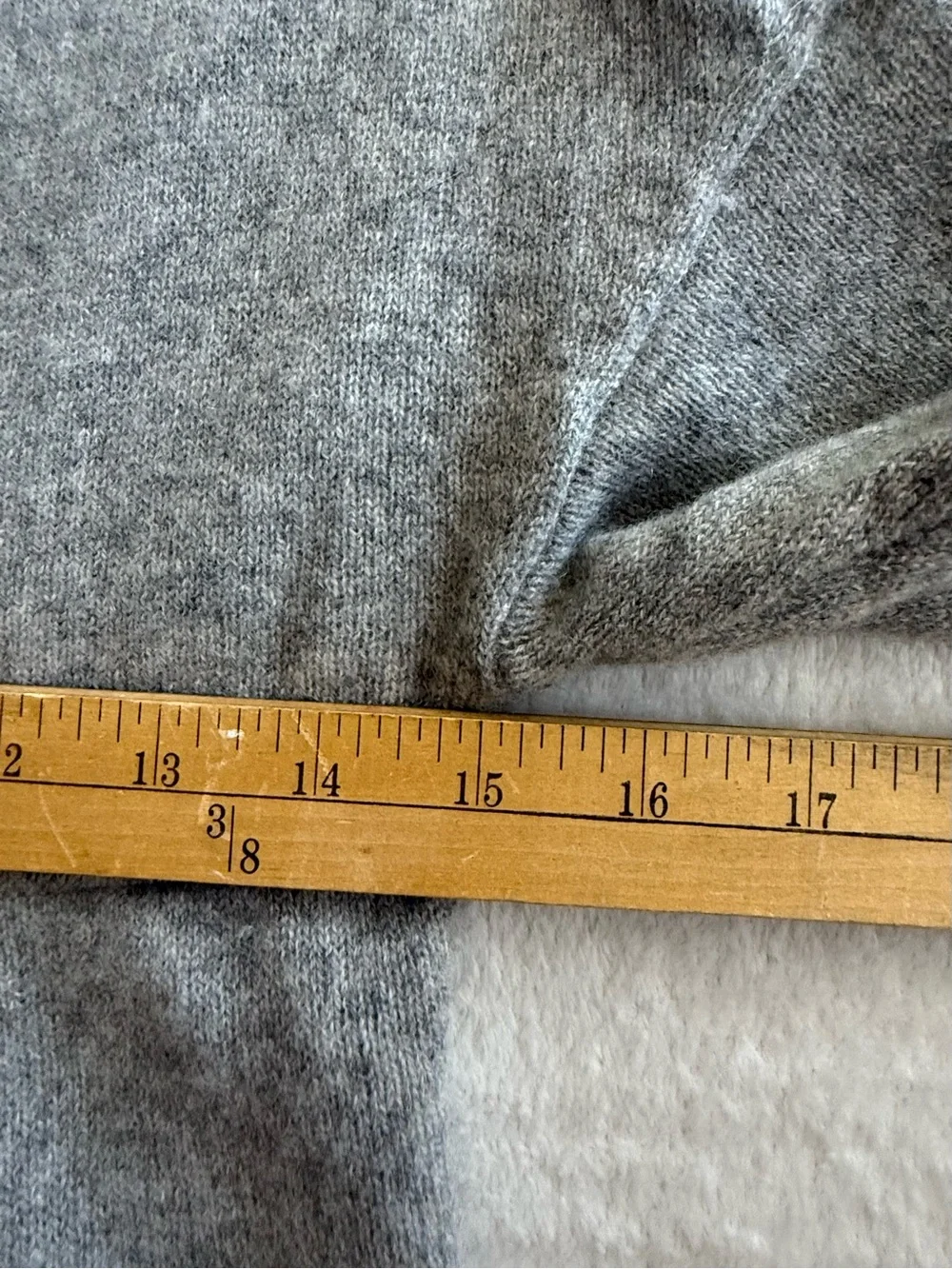 Vince Gray Cashmere Blend-Feel Sweater Women’s Small Short Sleeve Soft V-Neck